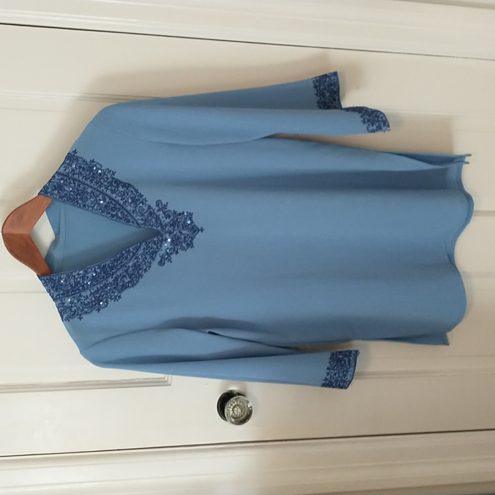 3/$12 Gorgeous embroidered tunic